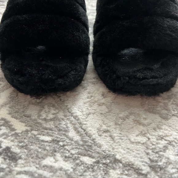 UGG Women's Black Fluff Ya Slippers Size 8 - Picture 2 of 7